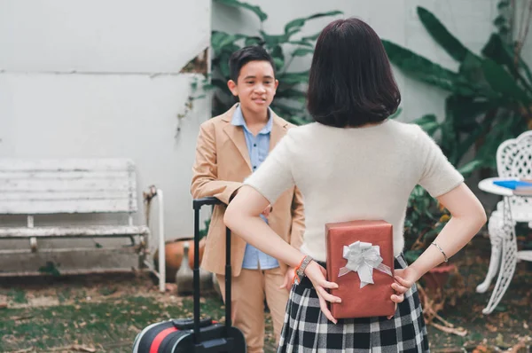 Sevgililer Günü 'nde sevgilisini hediye etmeye hazırlanan kız arkadaş.