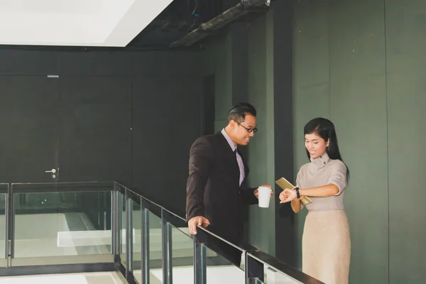 Manager und Sekretärinnen laufen auf den Fluren des Off — Stockfoto