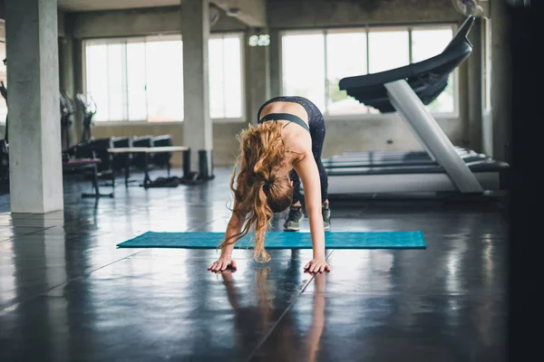 Güzel bir sporcu bir takım elbise giydi. Bir kas üzerinde gerinme