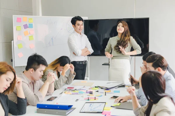 En grupp asiatiska affärsmän diskuterar. Anställda är prese — Stockfoto