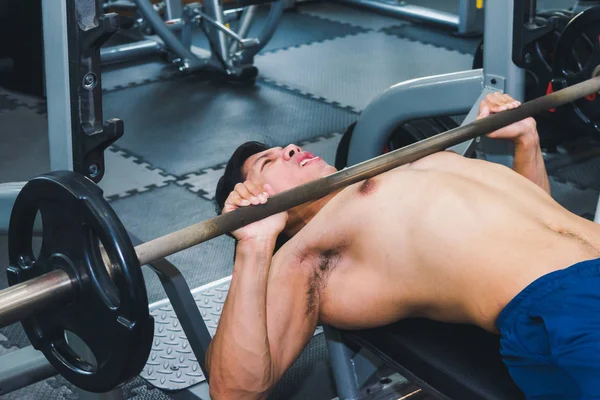 Asiático muscular los hombres son levantamiento de pesas en el gimnasio . — Foto de Stock