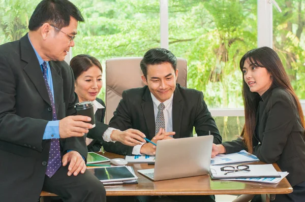 Yöneticiler ve çalışanlar iş yerinde iş konuşuyorlar.