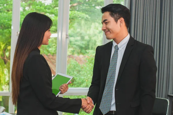 Asian businessmen are expressing their gratitude for the success — Stock Photo, Image