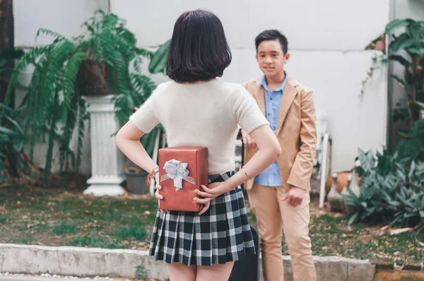 Sevgililer Günü 'nde sevgilisini hediye etmeye hazırlanan kız arkadaş.