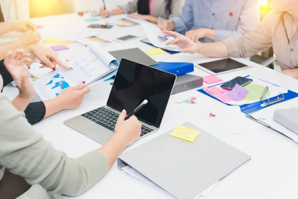 Bir grup Asyalı iş adamı....