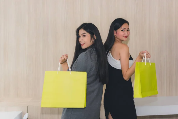 Retrato de chicas asiáticas de compras divertido para ir de compras. bolsas Mostrar un —  Fotos de Stock