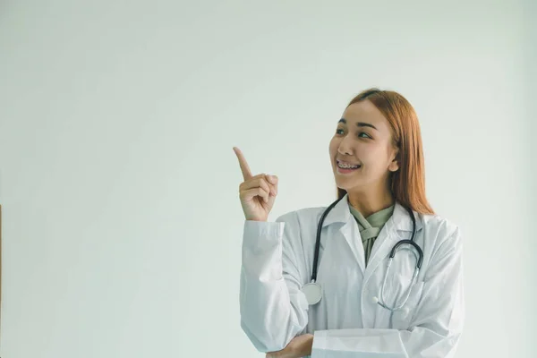 Asiático médico mujer en el fondo blanco . —  Fotos de Stock