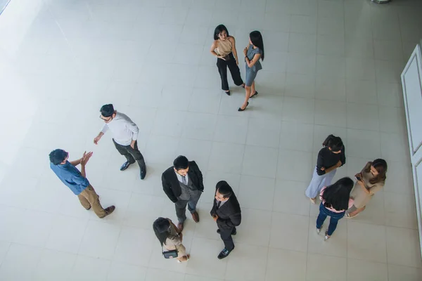 Asiatico ufficio lavoratori stand e parlare in il ufficio lobby . — Foto Stock