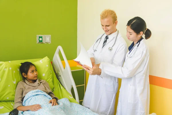 El doctor está examinando al paciente. . —  Fotos de Stock