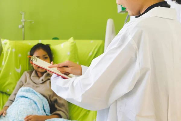 El doctor está examinando al paciente. . —  Fotos de Stock