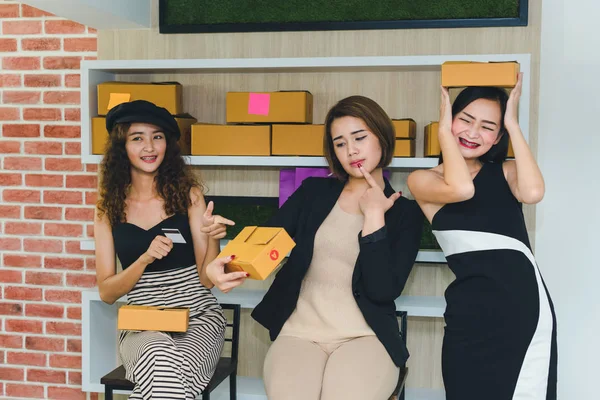 Asyalı kız kredi kartıyla alıyor. Bir alışveriş kutusu al..