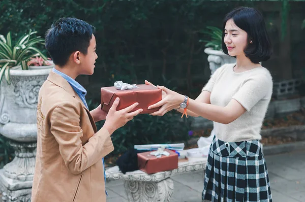 Sevgililer Günü 'nde sevgilisini hediye etmeye hazırlanan kız arkadaş.