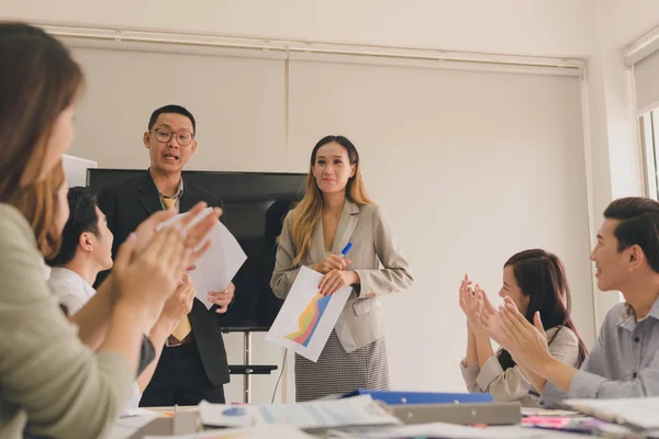 Un gruppo di uomini d'affari asiatici stanno discutendo. — Foto Stock