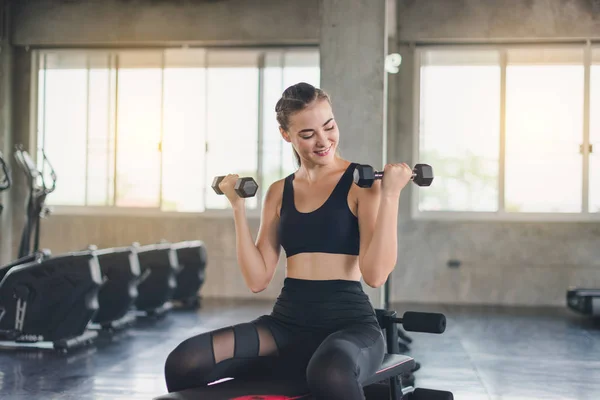 Hübsch mädchen kaukasier ist training mit heben hantel im — Stockfoto