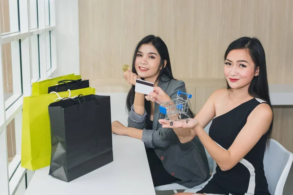 Портрет азіатських дівчат, які займаються шопінгом, щоб піти в магазин. — стокове фото