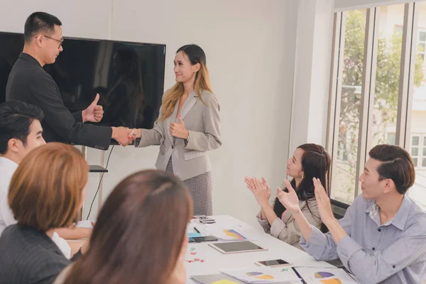 Un gruppo di uomini d'affari asiatici stanno discutendo. Il Presidente scuote ha — Foto Stock