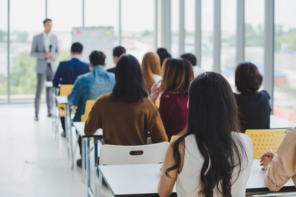 Asian male speaker is speaking at seminars and workshops to the — Φωτογραφία Αρχείου