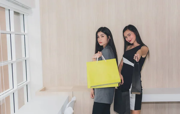Portrét asijských dívek nakupování zábava jít nakupovat.Show tašky a — Stock fotografie