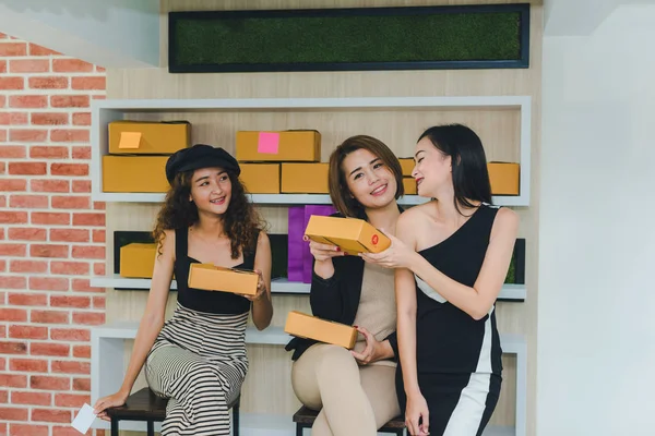 Asyalı kız kredi kartıyla alıyor. Bir alışveriş kutusu al..