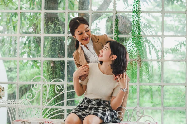 Anne ve çocuğun mutlu anları oynuyor ve sarılıyor.