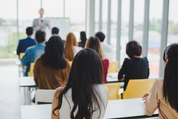 Asian male speaker is speaking at seminars and workshops to the — Φωτογραφία Αρχείου