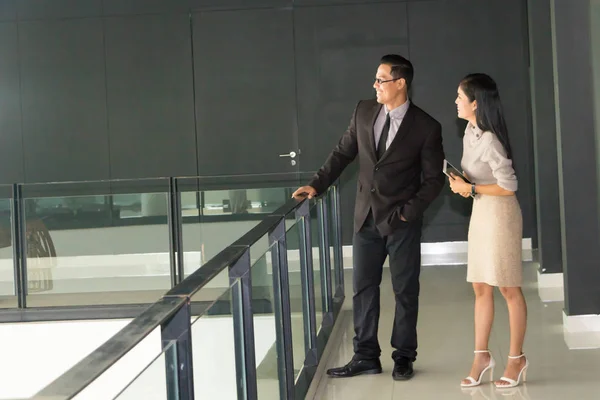 Manager und Sekretärinnen laufen auf den Fluren des Off — Stockfoto