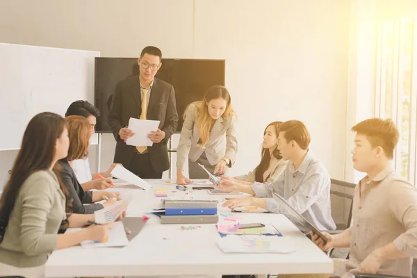 Um grupo de empresários asiáticos estão discutindo. — Fotografia de Stock