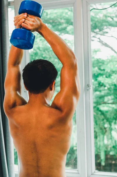 Asiático jovem homem brincando com os músculos e ter um pacote de seis é ex — Fotografia de Stock