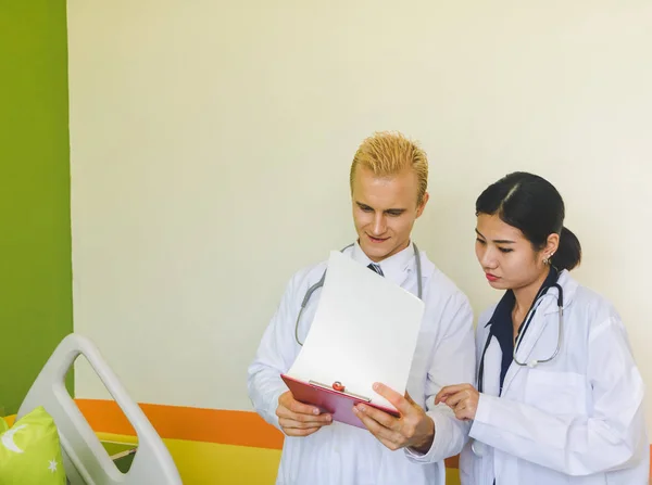 El doctor está examinando al paciente. . —  Fotos de Stock