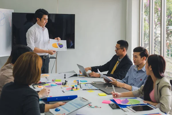 En grupp asiatiska affärsmän diskuterar. Anställda är prese — Stockfoto