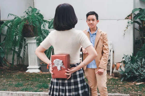 Sevgililer Günü 'nde sevgilisini hediye etmeye hazırlanan kız arkadaş.