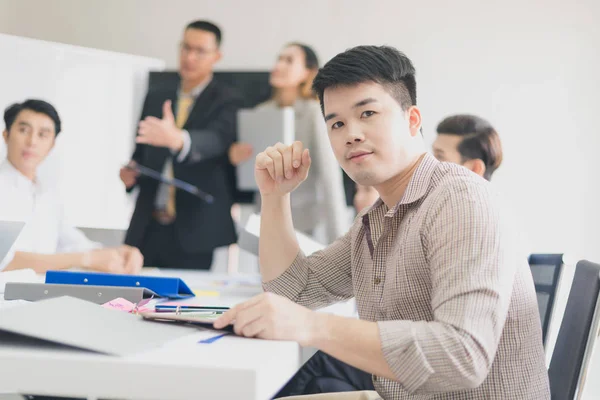 Bir grup Asyalı iş adamı işlerini tartışıyorlar. portre