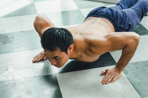 Asiatische Männer mit schönen Muskeln machen Liegestütze — Stockfoto