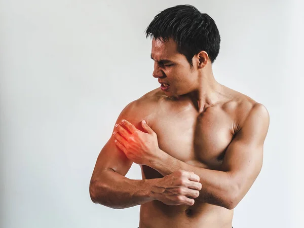 Asiate mit muskulärer Armverletzung. Vom Sport auf weißem Rücken — Stockfoto