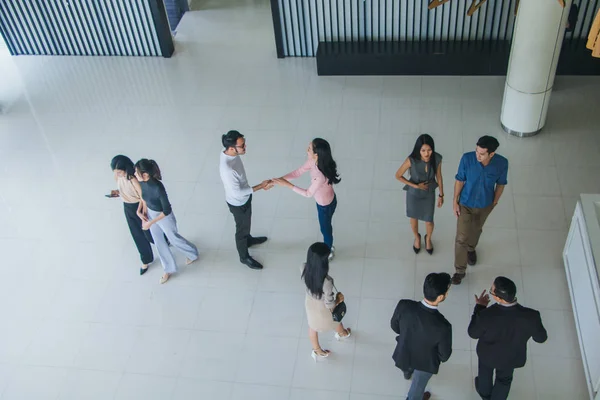 Asiático escritório trabalhadores apertar as mãos para cumprimentar uns aos outros no offi — Fotografia de Stock