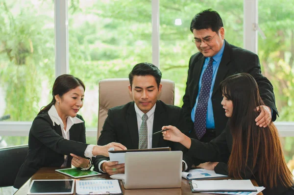 Yöneticiler ve çalışanlar iş yerinde iş konuşuyorlar.