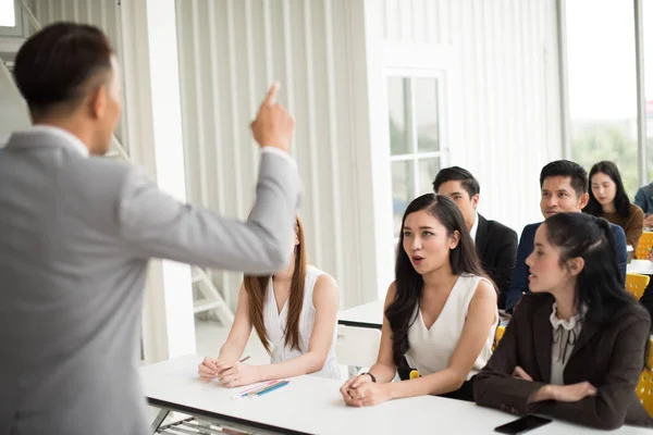 Asiatico parlante maschile sta parlando a seminari e workshop per il — Foto Stock