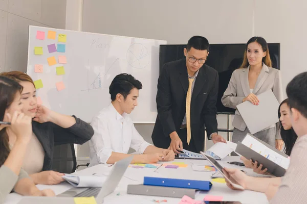 Un gruppo di imprenditori asiatici sta discutendo il loro lavoro.I presidenti — Foto Stock