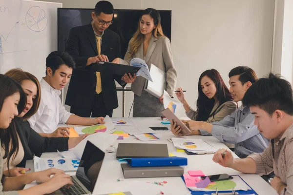 Um grupo de empresários asiáticos está discutindo seu trabalho.O presi — Fotografia de Stock