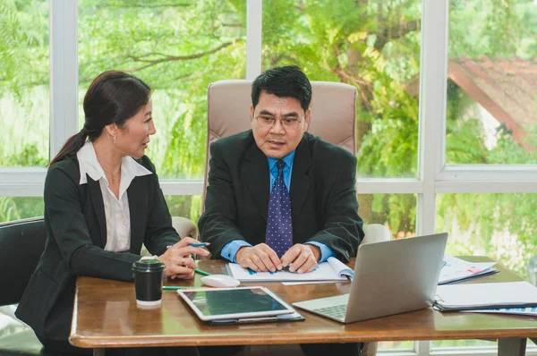 Les gestionnaires et les secrétaires discutent du travail au bureau . — Photo