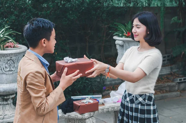 Sevgililer Günü 'nde sevgilisini hediye etmeye hazırlanan kız arkadaş.