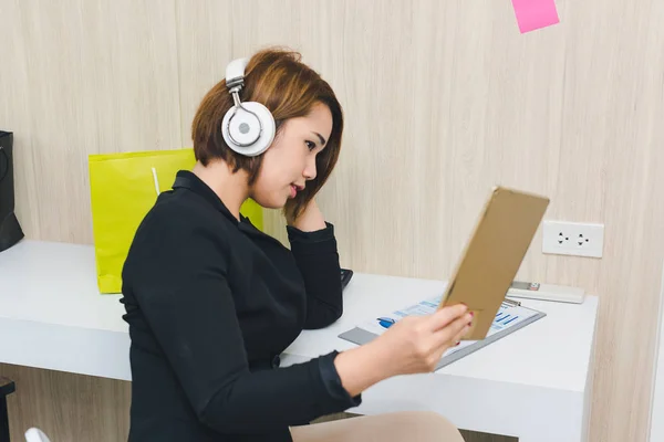 亚洲女职员在网上听音乐， — 图库照片