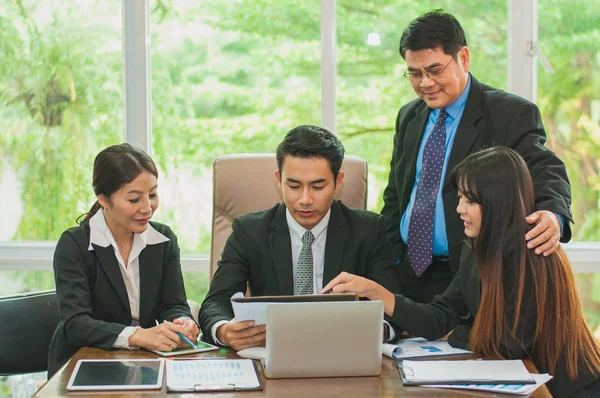 Yöneticiler ve çalışanlar iş yerinde iş konuşuyorlar.