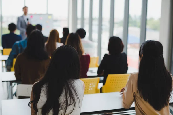 Asiatico parlante maschile sta parlando a seminari e workshop per il — Foto Stock