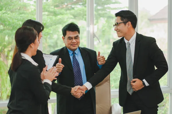 Asyalı işadamları bu başarı için minnettarlıklarını dile getiriyorlar.