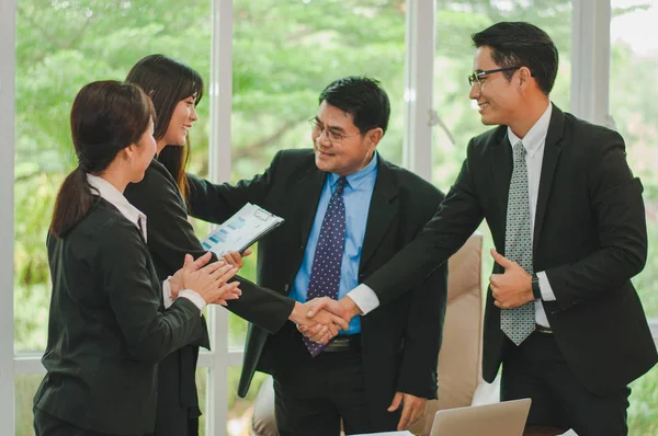 Asyalı işadamları bu başarı için minnettarlıklarını dile getiriyorlar.