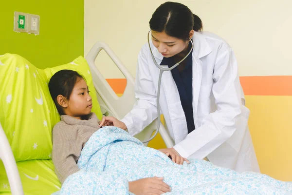 Doktor sethoscope ve exami kullanarak kalbi dinliyor.