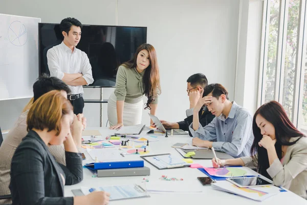 Eine Gruppe asiatischer Geschäftsleute diskutiert. Mitarbeiter sind Prämisse — Stockfoto