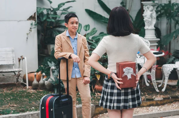 Sevgililer Günü 'nde sevgilisini hediye etmeye hazırlanan kız arkadaş.