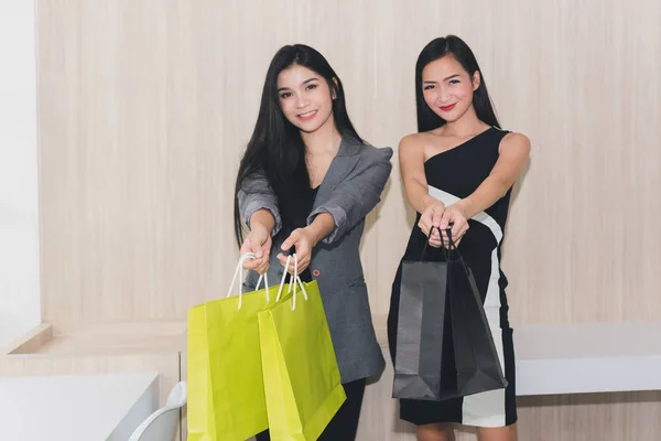 Portrét asijských dívek nakupování zábava jít nakupovat.Show tašky a — Stock fotografie